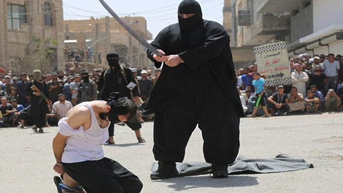 Đao phủ "xe ủi" của IS hành quyết tù nhân. Ảnh: Daily Mail.