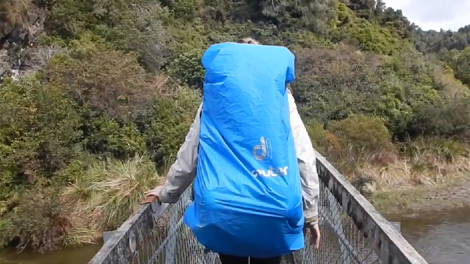 Hoảng loạn khi vừa tới giữa cầu treo thì dây cáp đứt phựt