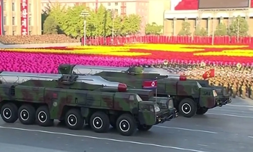 Xe chở tên lửa diễu hành trong cuộc duyệt binh. Ảnh: RT.