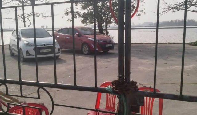 Hai chiếc xe của cán bộ Trung tâm phát triển quỹ đất huyện Thanh Liêm bị giữ lại trong nhà văn hóa thôn Ô Cách. Ảnh: Dân trí
