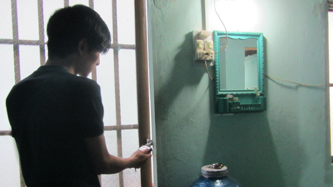 Mặc dù đã khóa cửa cẩn thận nhưng kẻ gian vẫn phá cửa lấy 3 chiếc xe máy của anh Thuận