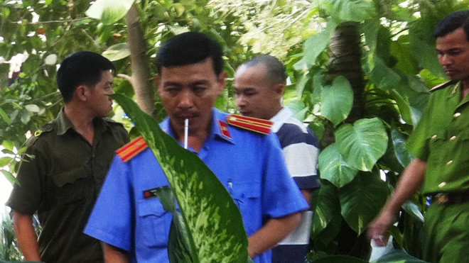 Lê Sơn Tùng (đầu trọc) dựng lại hiện trường vụ cướp tại nhà bà Trần Hồng Sa