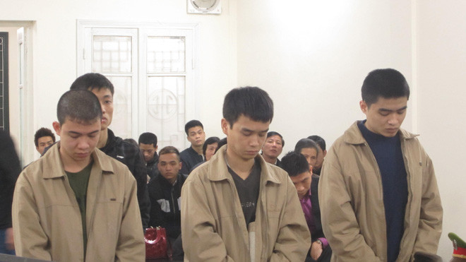 Các bị cáo đứng nghe tuyên án