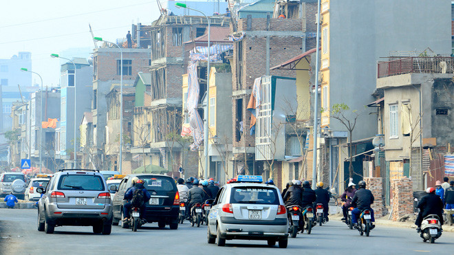 Chuyên gia cho rằng, cho xây nhà 25m2 không khác gì thừa nhận nhà siêu mỏng. (Ảnh đường Ô Chợ Dừa - Hoàng Cầu, Hà Nội). Ảnh: Như ý