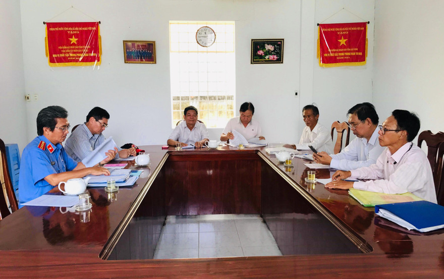 Các công dân bị bắt oan và VKS tại buổi làm việc sáng nay. Ảnh: T.V.P