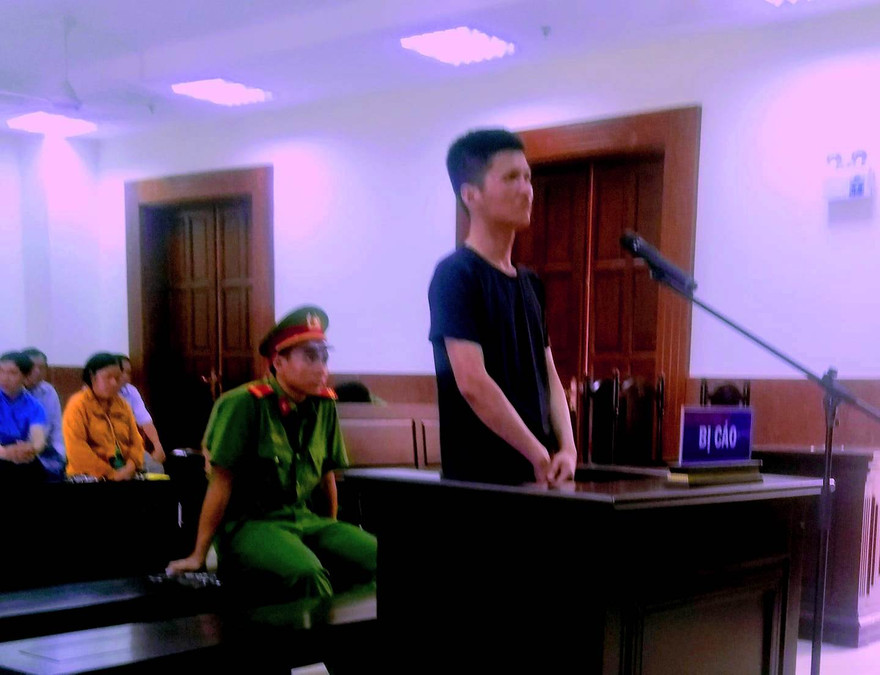 Gã chồng Nguyễn Thanh Tuấn giết vợ vì bị ảo giác tại tòa sáng nay 23/4. Ảnh: Tân Châu