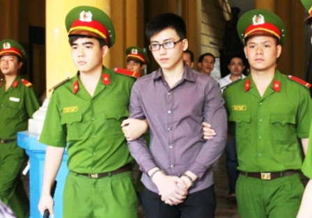 Gương mặt điển trai của Phú không giấu được sự tàn bạo, lạnh lùng 