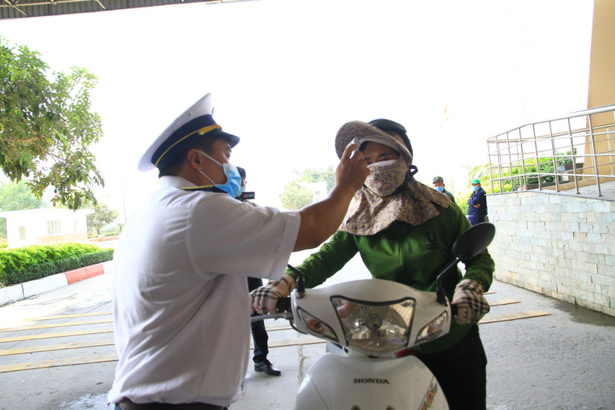 Đo thân nhiệt người qua lại biên giới ở Tây Ninh