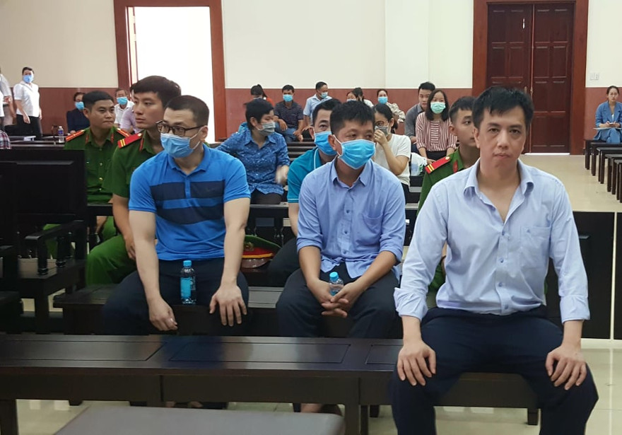 Đồng chủ mưu Võ Mạnh Cường (hàng đầu, phải sang) tại phiên tòa phúc thẩm. Ảnh: Tân Châu