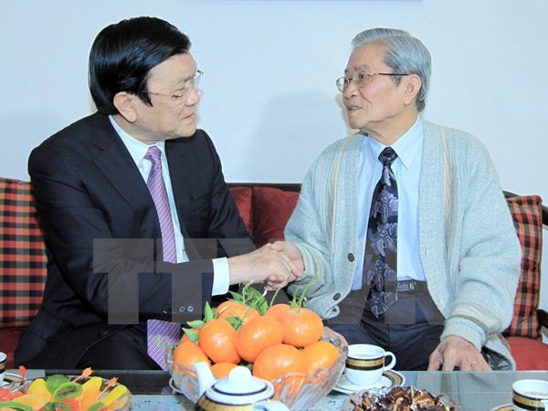 Nhân dịp Tết cổ truyền Ất Mùi, chiều 14/2/2015, tại Hà Nội, Chủ tịch nước Trương Tấn Sang đến thăm, chúc Tết nghệ sỹ nhân dân Nguyễn Đình Quang. (Ảnh: An Đăng/TTXVN).