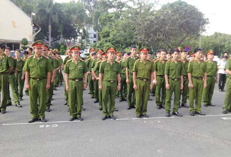 Cán bộ, chiến sỹ tham gia buổi lễ.