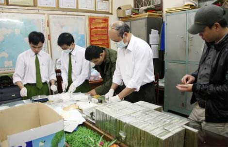 Các chiến sĩ Phòng 3 - C47 kiểm tra tang vật trong vụ án.