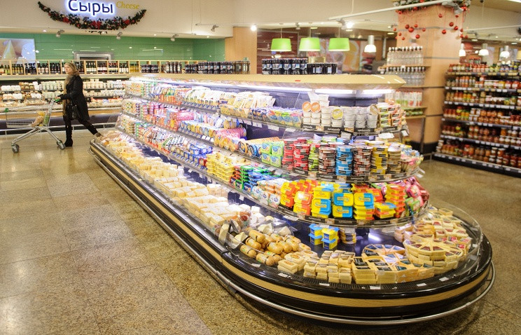 Người dân mua sắm tại một siêu thị của Nga.