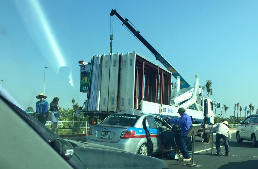 Các công nhân đưa lái xe ra ngoài. Ảnh: Giang.