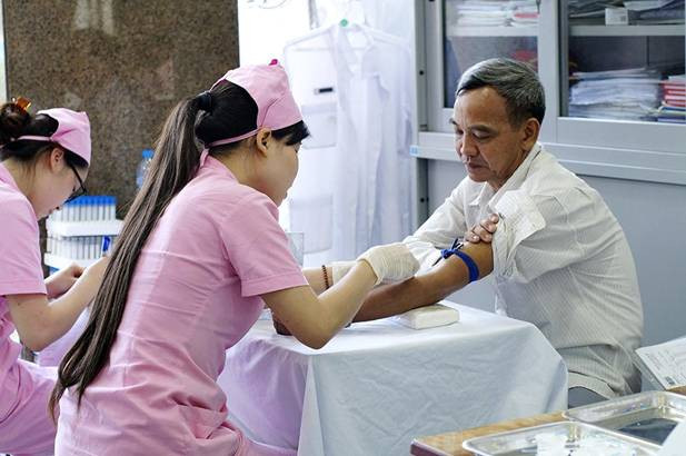 Nhân viên y tế đang làm các bước xét nghiệm cho bác Doãn Văn Xuân – Thương binh hạng A.