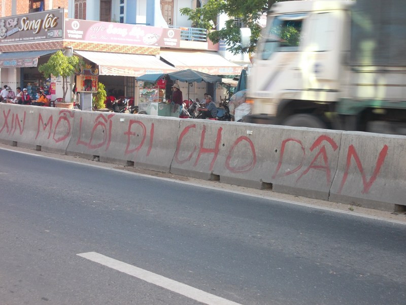 Người dân cố ý băng qua đường khi tốc độ xe chạy quốc lộ rất cao. Ảnh:Nguyễn Trang.