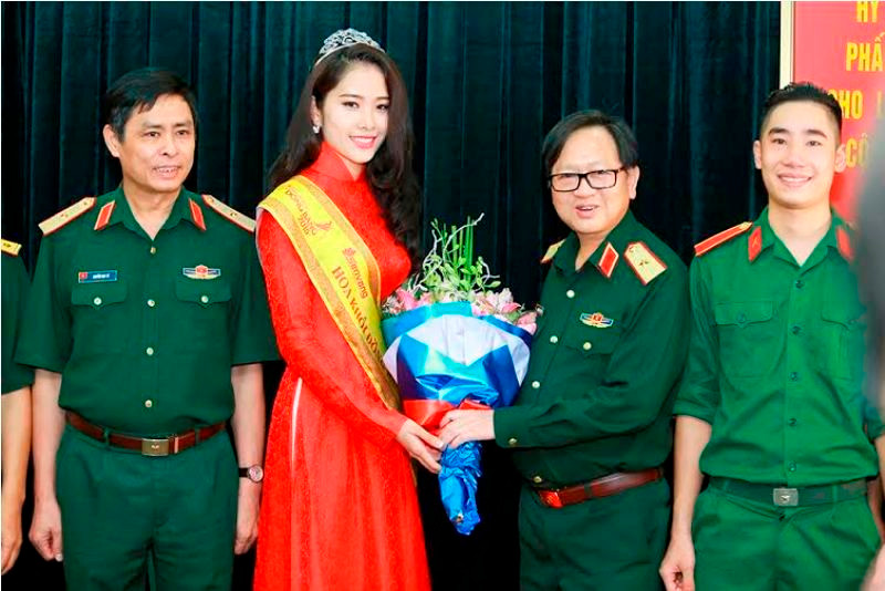 Trường VHNT Quân đội tặng bằng khen cho Hoa khôi Nam Em