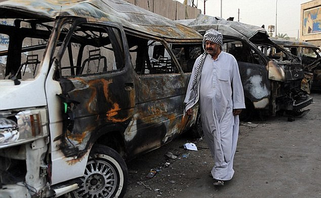 Hiện trường còn lại sau một vụ đánh bom tự sát ở thủ đô Baghdad, Iraq.