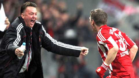 HLV Van Gaal bị đặt nhiều câu hỏi khi đưa một cầu thủ sắp 31 tuổi như Schweinsteiger về M.U