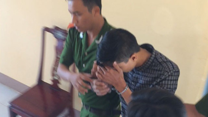 Dẫn giải nghi can Nguyễn Hải Dương từ trụ sở công an huyện Chơn Thành về cơ quan CSĐT công an tỉnh Bình Phước. Ảnh: Pháp luật TP HCM.