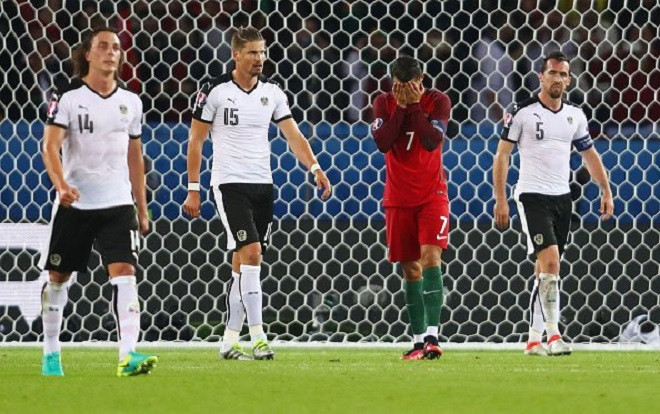 Bản tin EURO: Ronaldo 'sút 10, hỏng 10'