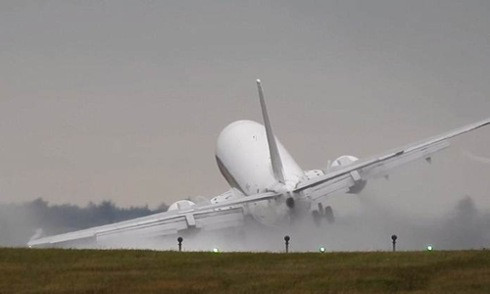 Máy bay chao đảo vì gió lớn trên đường băng Czech