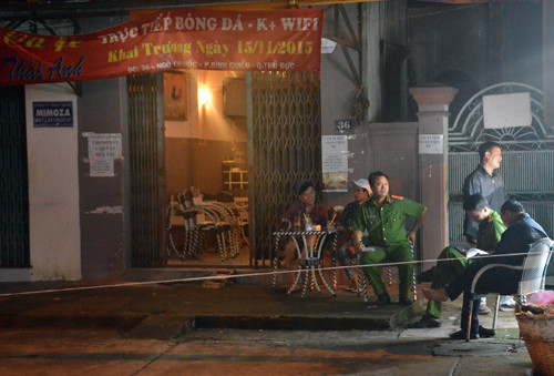 Cảnh sát phong tòa hiện trường vụ án mạng ở quán cà phê để điều tra. Ảnh: Sơn Hòa.