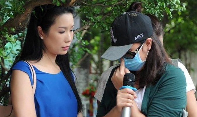 NSƯT Trịnh Kim Chi ở bên Minh Anh trong lễ giỗ Lê Công Tuấn Anh. Ảnh: Lữ Đắc Long.