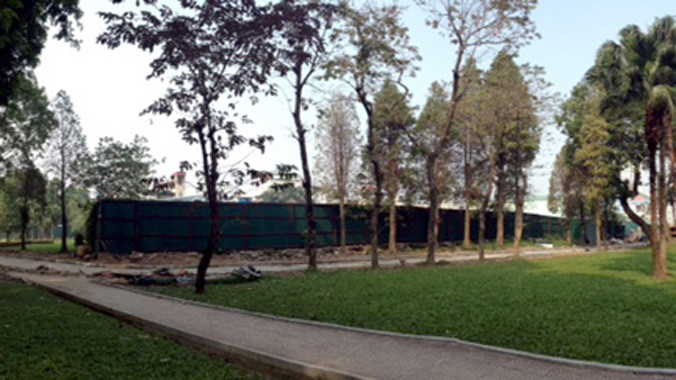 Hàng rào chắn khu đất được đề xuất làm bãi đỗ xe ngầm với công viên Thống Nhất. Ảnh: Dân Trí.