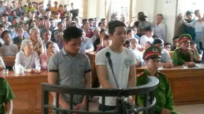 Hai anh em Hướng và Hóa trước vành móng ngựa.