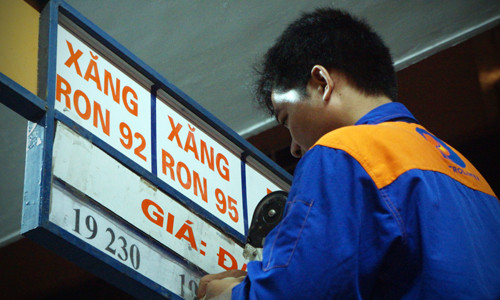 Lãnh đạo Bộ Tài chính cho rằng thị trường thế giới là nguyên nhân chính khiến giá bán lẻ xăng dầu tăng kỷ lục. Ảnh: N.M.