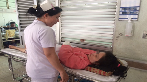 Nạn nhân đang được chăm sóc tại BV Chợ Rẫy. Ảnh: Thanh Huyền/ VietNamNet