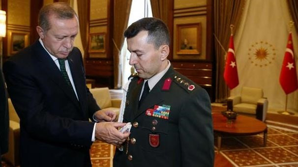 Tổng thống Thổ Nhĩ Kỳ Tayyip Erdogan và cố vấn Ali Yazici. (Nguồn: milliyet.com.tr)
