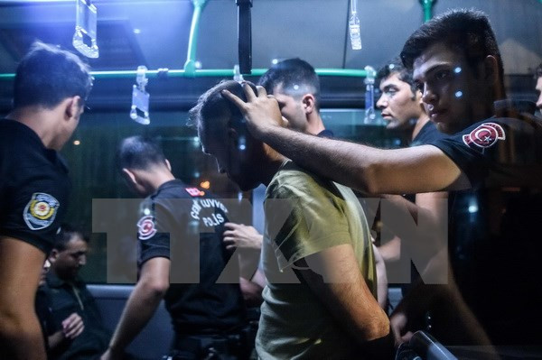 Cảnh sát chống bạo động Thổ Nhĩ Kỳ áp giải các binh sỹ bị bắt tới tòa án ở Istanbul. (Nguồn: AFP/TTXVN) 