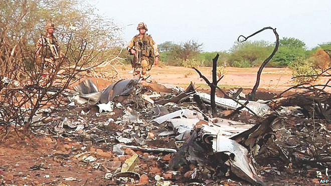 Các binh sĩ Pháp được triển khai bảo vệ hiện trường vụ máy bay rơi. Ảnh: Getty Images