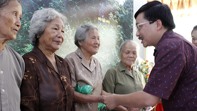 Nhà báo Vũ Tiến – Phó TBT Báo Tiền Phong tặng quà cho cựu TNXP chống Pháp tại Cao Bằng.