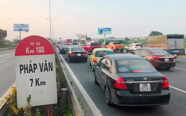 Ùn tắc kéo dài trên cao tốc Pháp Vân - Cầu Giẽ đoạn từ trạm thu phí đến xã Tứ Hiệp (Thanh Trì).