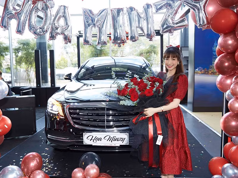 Showbiz 27/11: Hòa Minzy tậu xế ‘khủng’, khoe được mẹ chồng yêu chiều