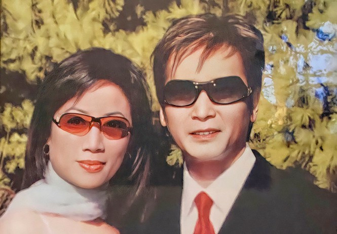 Showbiz 1/11: Nguyễn Hưng bật mí lý do ‘giấu kín’ bà xã hơn 40 năm qua