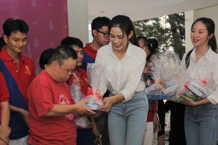 Thí sinh HHVN 2020 nghẹn ngào trước hành trình 50 năm 'gieo' hi vọng cho trẻ tự kỉ