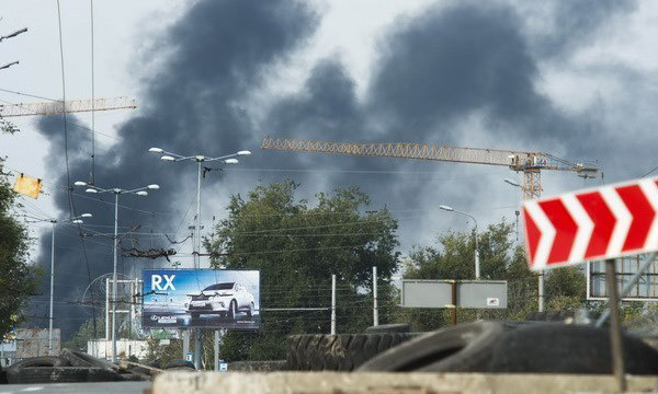 Khói bốc lên từ sân bay Donetsk ngày 23/9. (Nguồn: AFP/TTXVN)