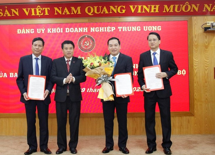 Ông Y Thanh Hà Niê Kđăm - Ủy viên dự khuyết BCH Trung ương Đảng, Bí thư Đảng ủy Khối Doanh nghiệp Trung ương trao Quyết định cho các cán bộ. Ảnh: Vietnam+