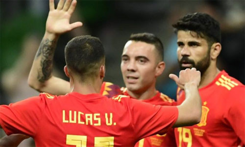 Aspas (giữa) cứu cho Tây Ban Nha khỏi một trận hòa tẻ nhạt.