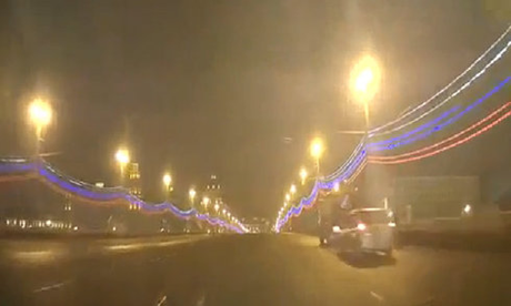 Hình ảnh trong đoạn video quay địa điểm được cho là hiện trường án mạng (nơi có chiếc xe trắng bên góc phải). (Ảnh: Guardian).