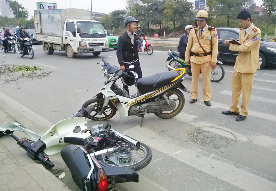 Hiện trường vụ tai nạn giữa chiếc xe máy mang BKS 30N2-4423 và xe mang BKS 29H-1338.