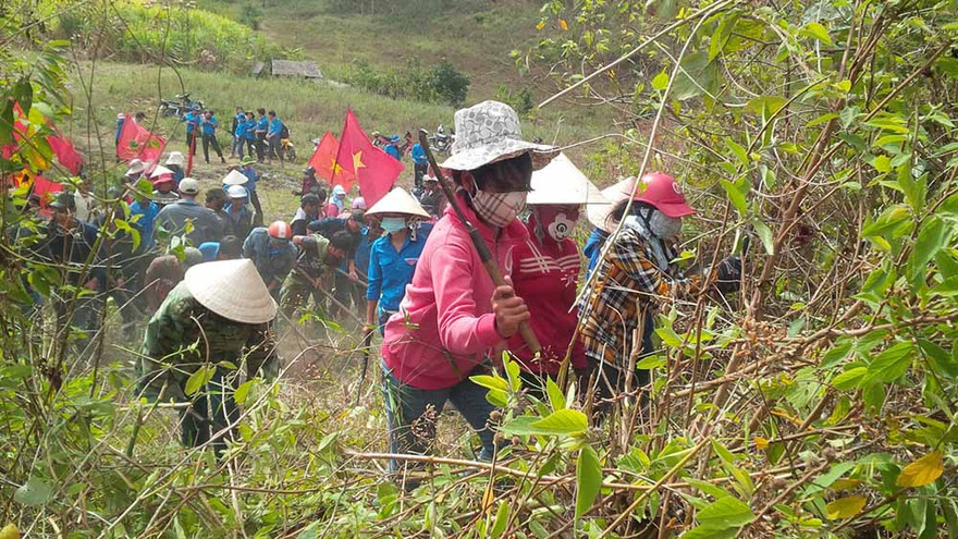 Thanh niên tích cực lao động ngày ra quân.
