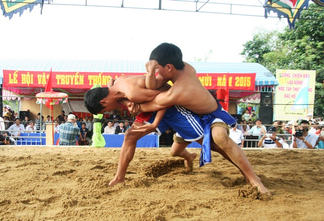 Trai làng giằng co nhau trên sân cát với nhiều thế vật võ đẹp mắt.