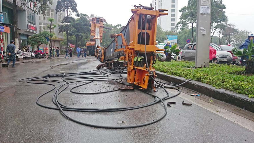 Chiếc cần cẩu đổ nằm chắn trên đường.