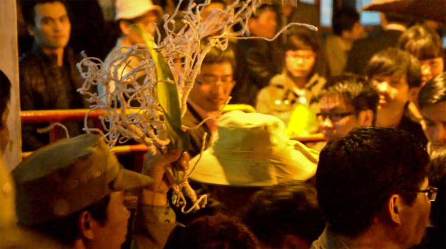 [VIDEO] Tranh cướp lộc náo loạn Đền Trần sau lễ khai ấn