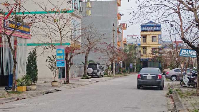 Nhà nghỉ xung quanh khu vực đền Trần tăng giá chóng mặt. Ảnh: Thanh Hà.